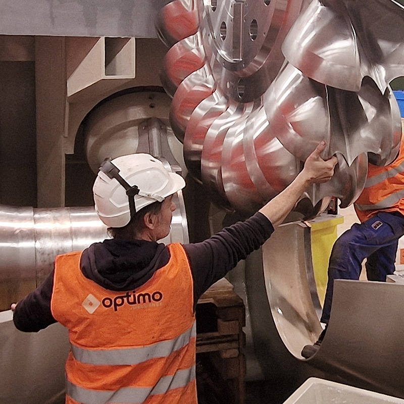 Monteur von Optimo Jobcorner bei der Arbeit an einer grossen Turbine. Für Unternehmen in Branchen.